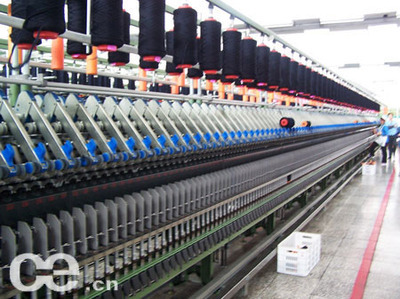 网络媒体采访团参观纺织起家的烟台南山集团精纺厂
